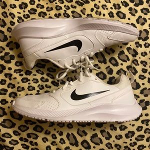 white nike todos